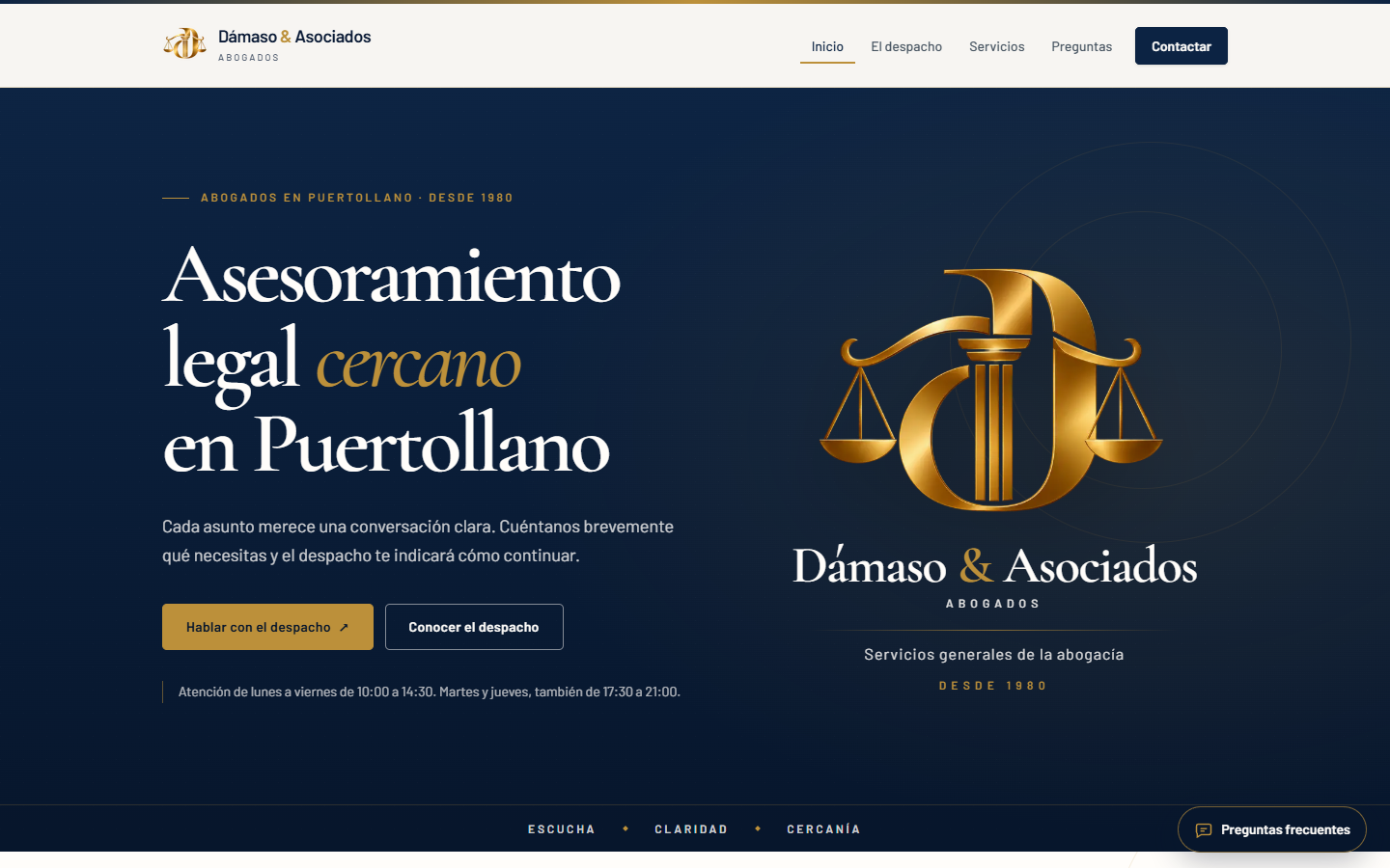 Captura de la web de Dámaso y Asociados con su identidad dorada y la presentación del despacho.